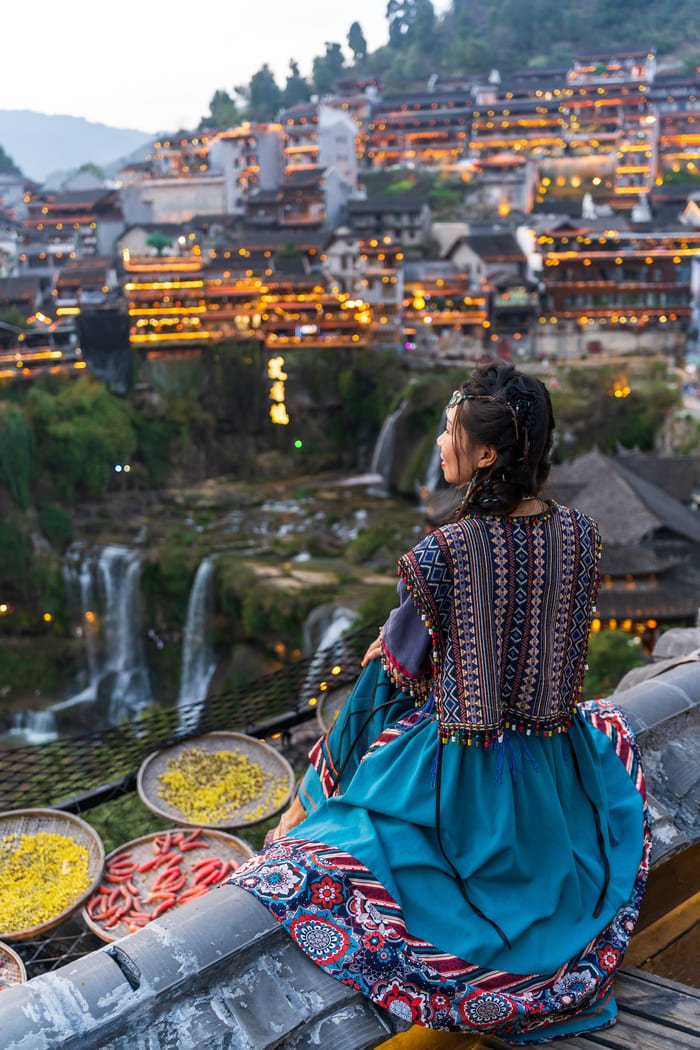mujer viendo el paisaje en china